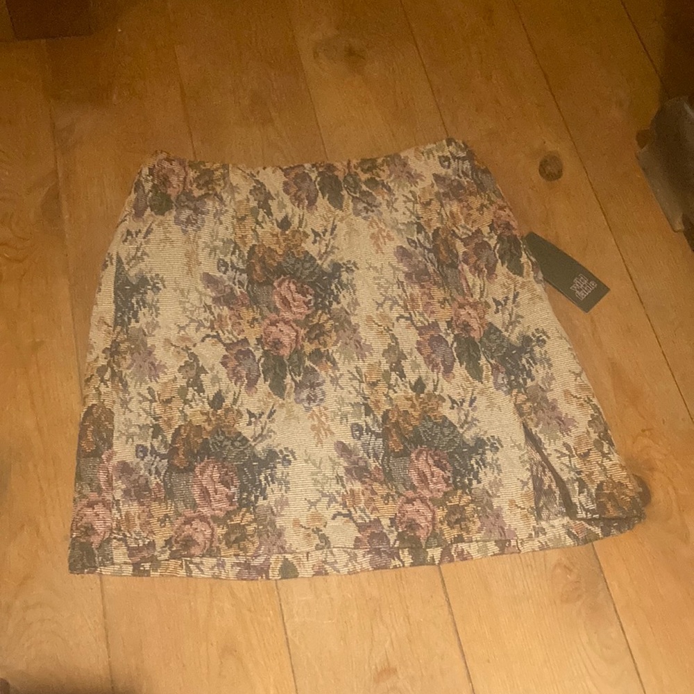 Cute skirt. Perfect for any occasion. Adorable floral pattern.